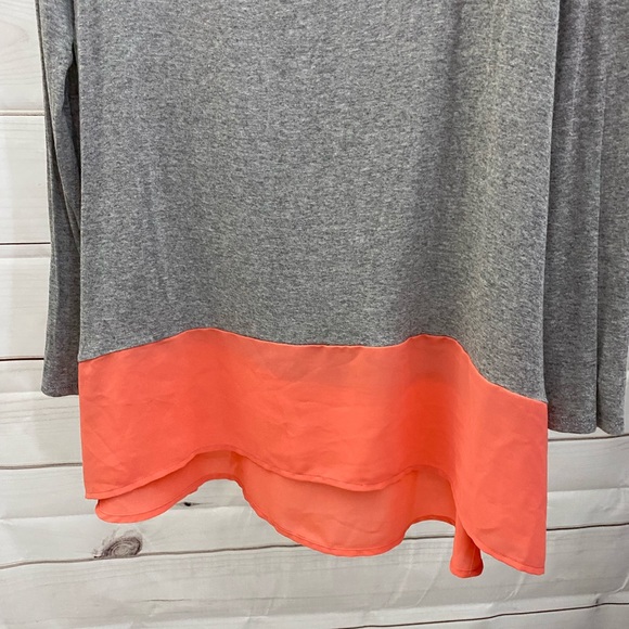 Gray long sleeve tunic with pocket and bottom pop of coral - Picture 3 of 6